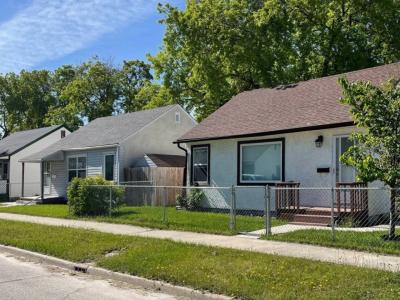 wartime houses in Winnipeg's Elmwood neighbourhood